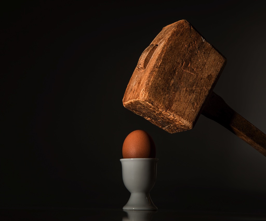 egg-hammer-threaten-violence-40721